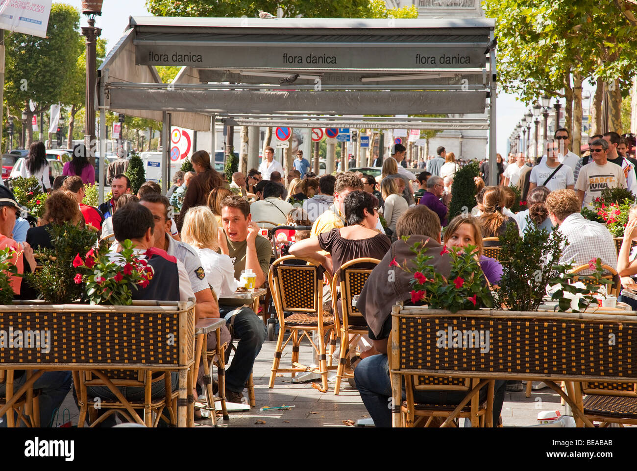 Caffè sugli Champs Elysees di Parigi Foto Stock