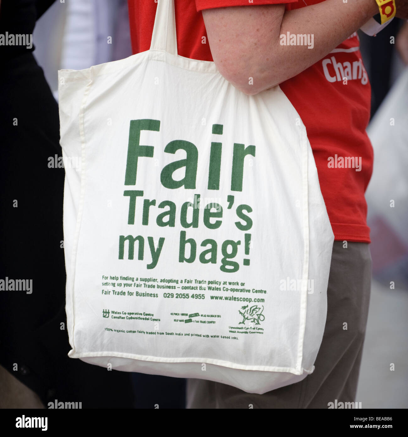 Una donna con il commercio equo e solidale borsa di tela a Abergavenny food festival, Monmouthshire South Wales UK. Foto Stock