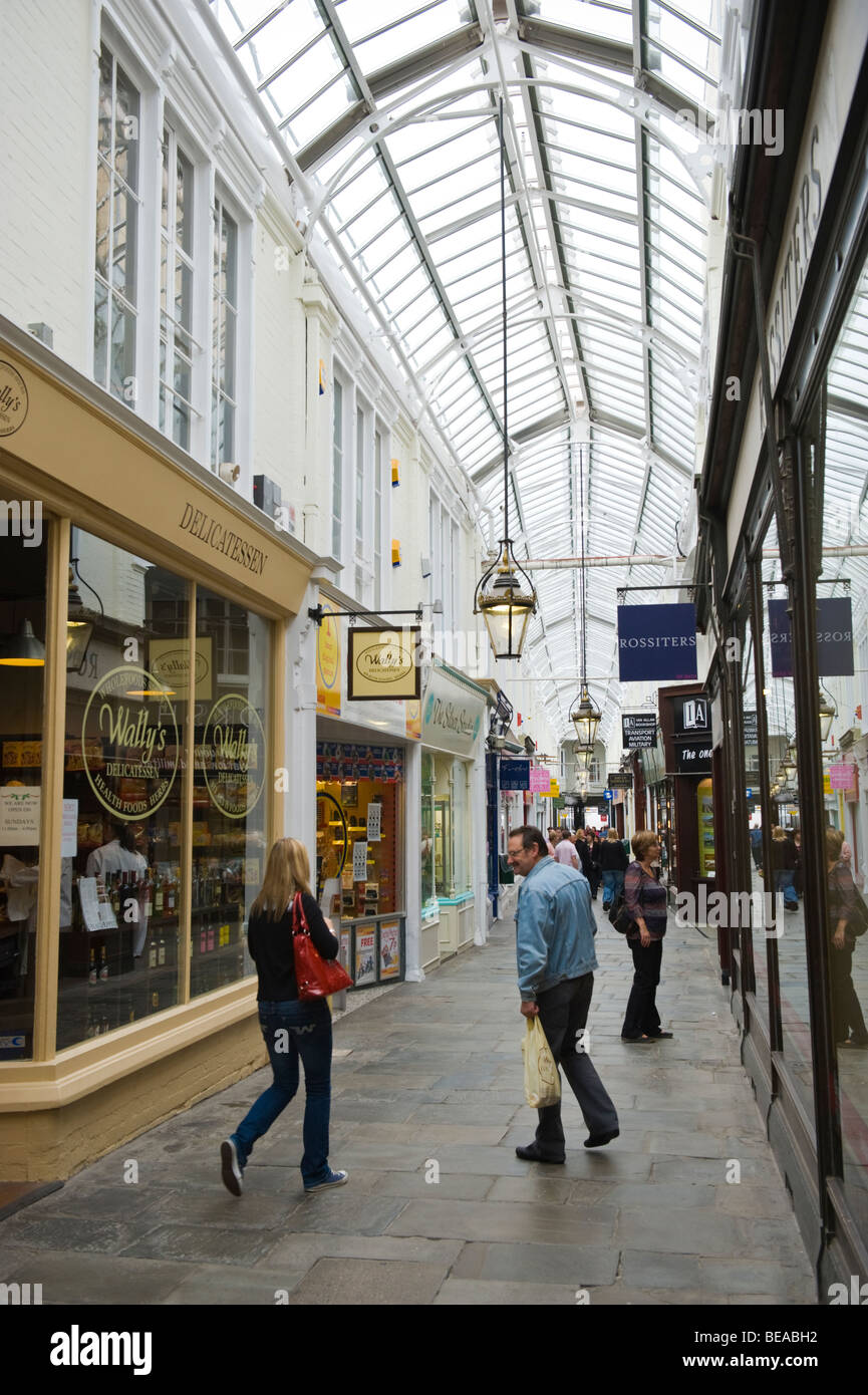 Vittoriano tradizionale shopping arcade con il padiglione vetrato nel centro della città di Cardiff South Wales UK Foto Stock