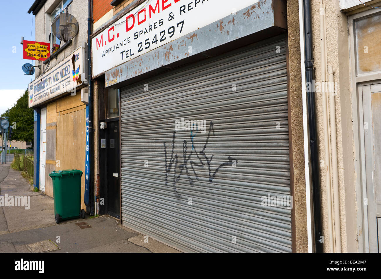 Imbarcati vuoto fino a TV Shop in Newport South Wales UK Foto Stock