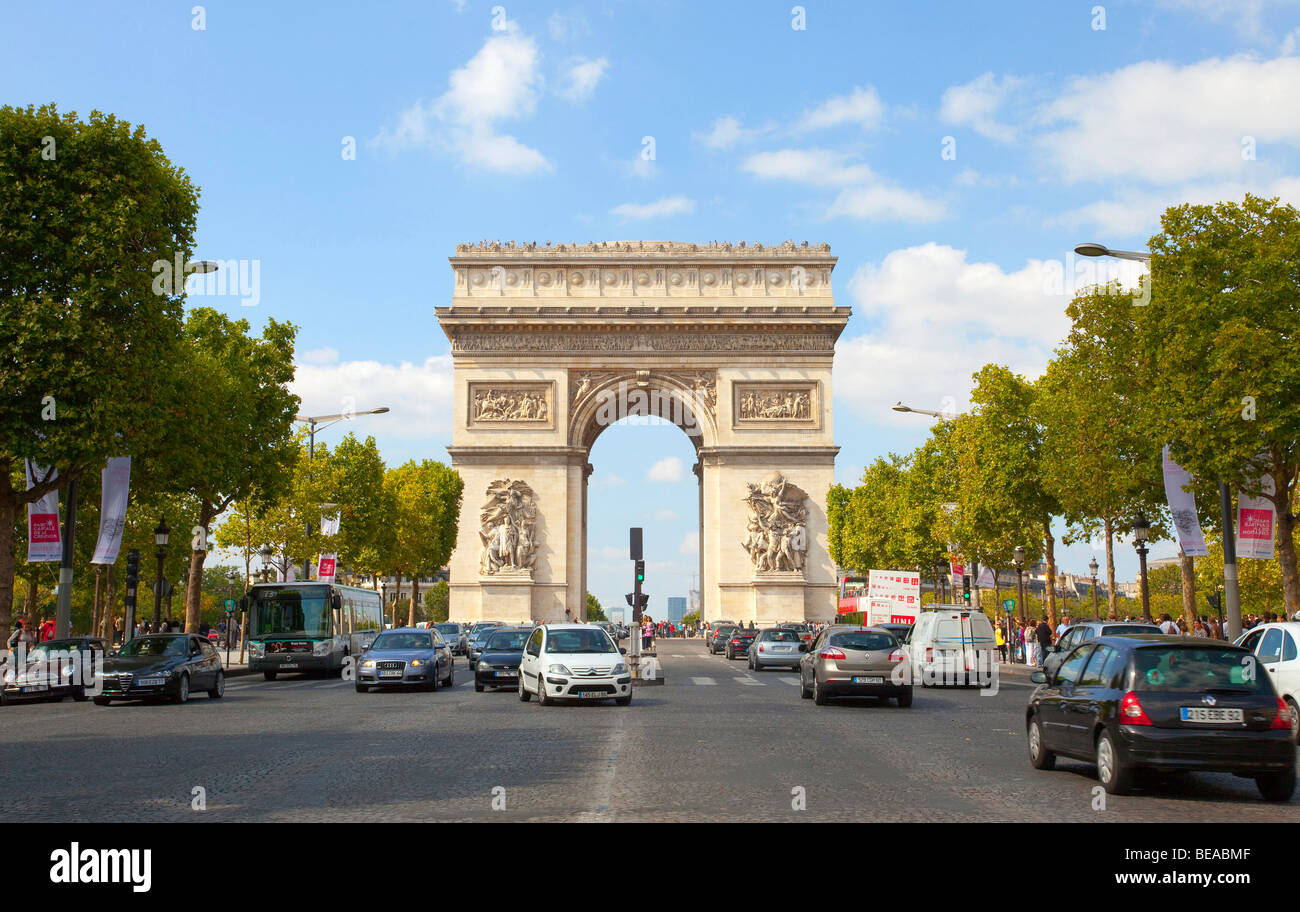 L' Arco di Trionfo e gli Champs Elysees di Parigi Francia Foto Stock