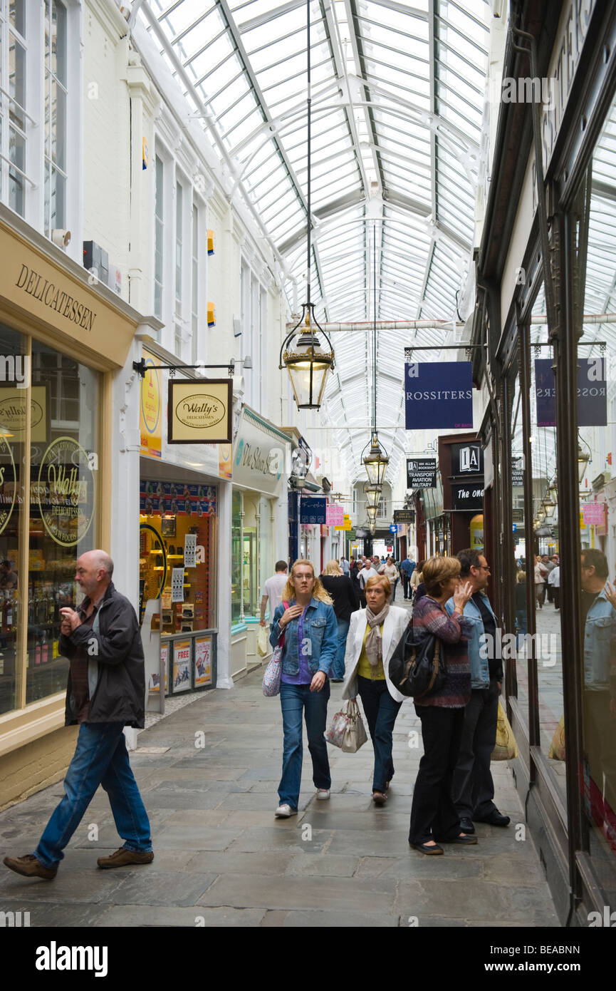 Vittoriano tradizionale shopping arcade con il padiglione vetrato nel centro della città di Cardiff South Wales UK Foto Stock