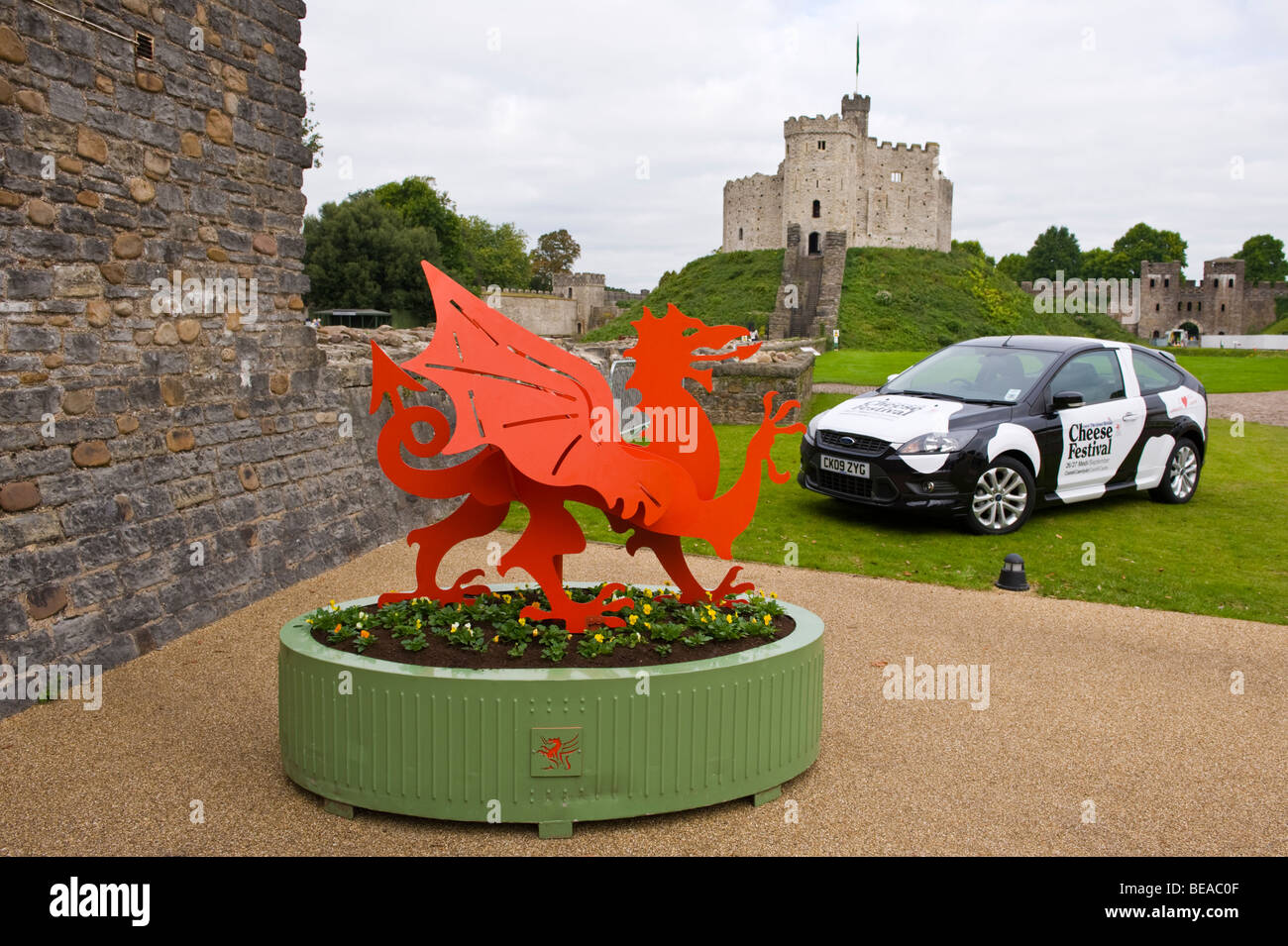 Drago Rosso e auto promozionali presso i Grandi Formaggi inglesi Festival nei giardini di Castello di Cardiff South Wales UK Foto Stock