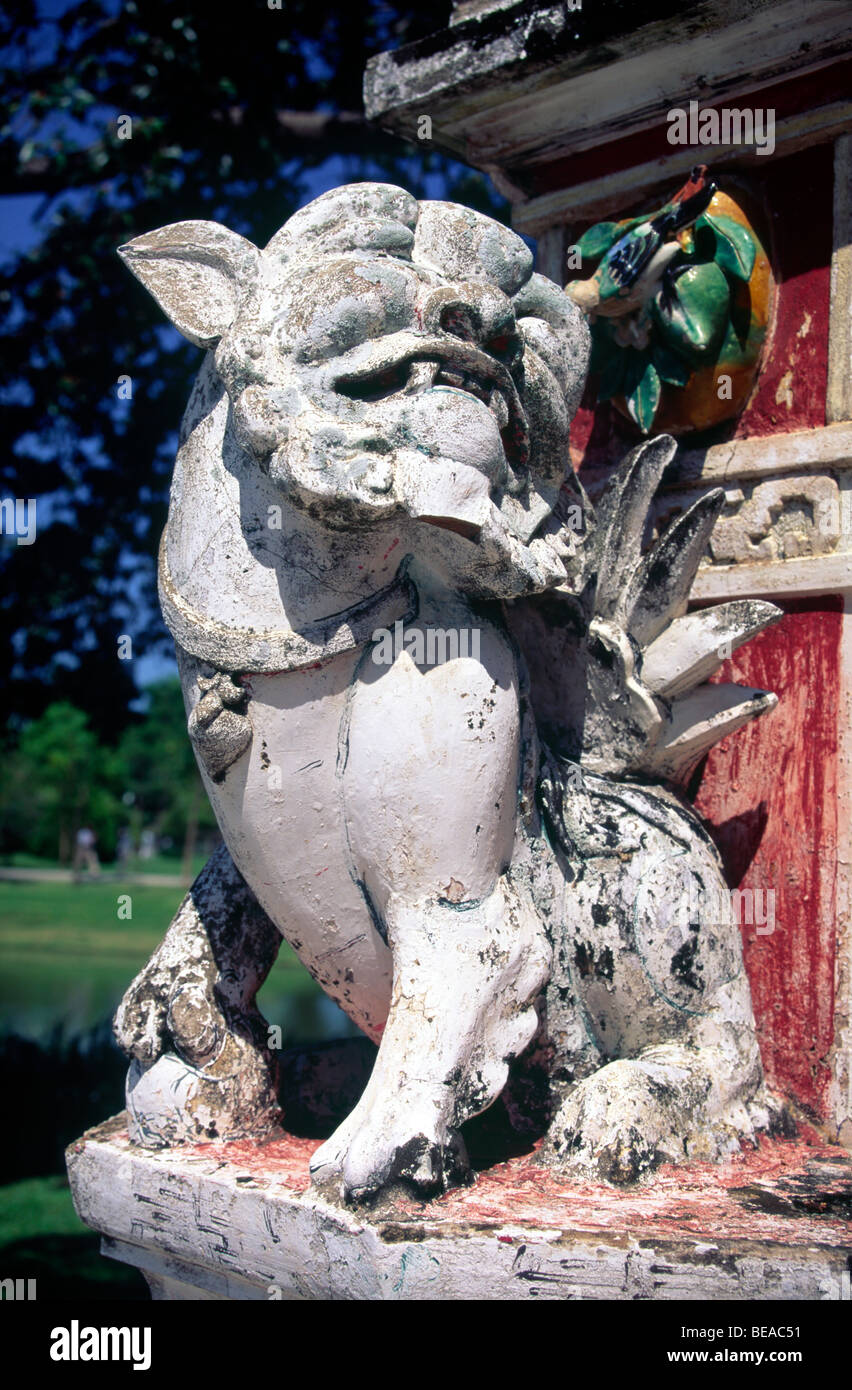 Antica statua in pietra di una mitica bestia cinese che custodisce l'ingresso del tempio ad Ayutthaya, Thailandia S. E. Asia Foto Stock
