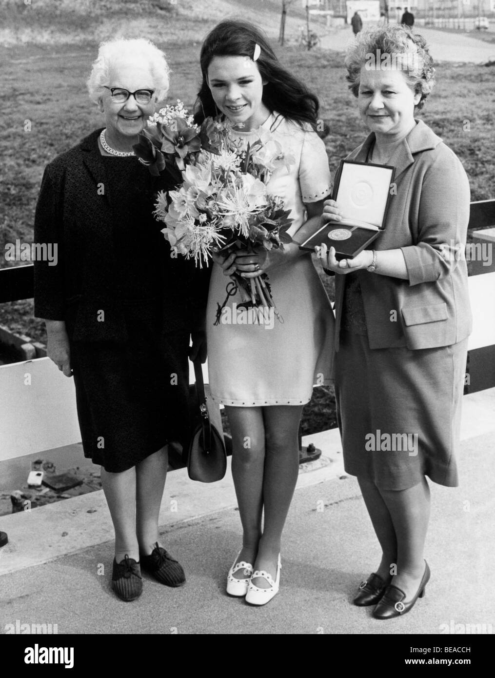 DANA irlandese cantante pop con la madre e nonna dopo aver vinto 1970 Concorso Eurovisione della canzone con 'Tutti i tipi di tutto" Foto Stock