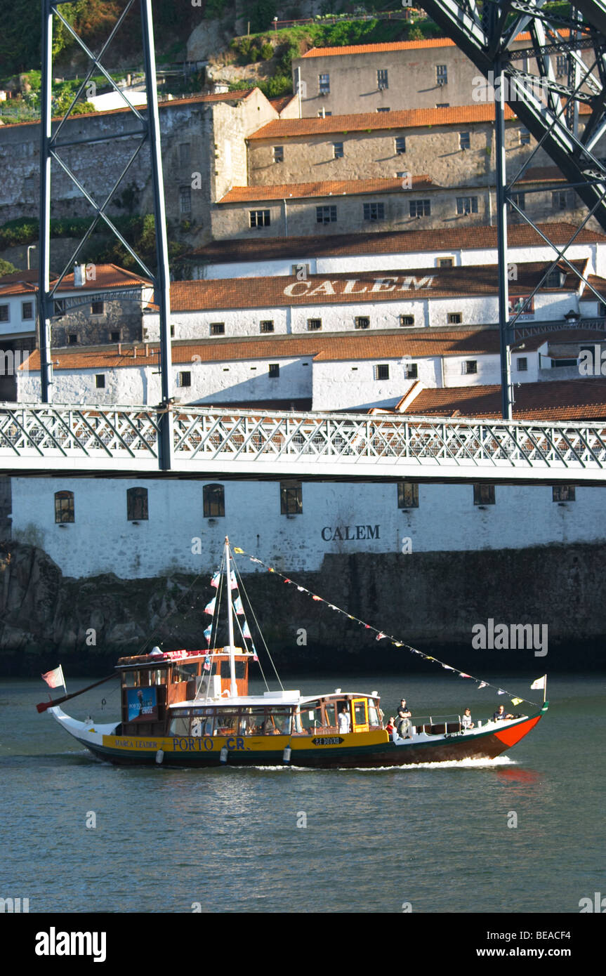 Dom Luis i bridge visto dal Cais da Ribeira traghetto passeggeri barca Porto Calem lodge Vila Nova de Gaia Porto Portogallo Foto Stock