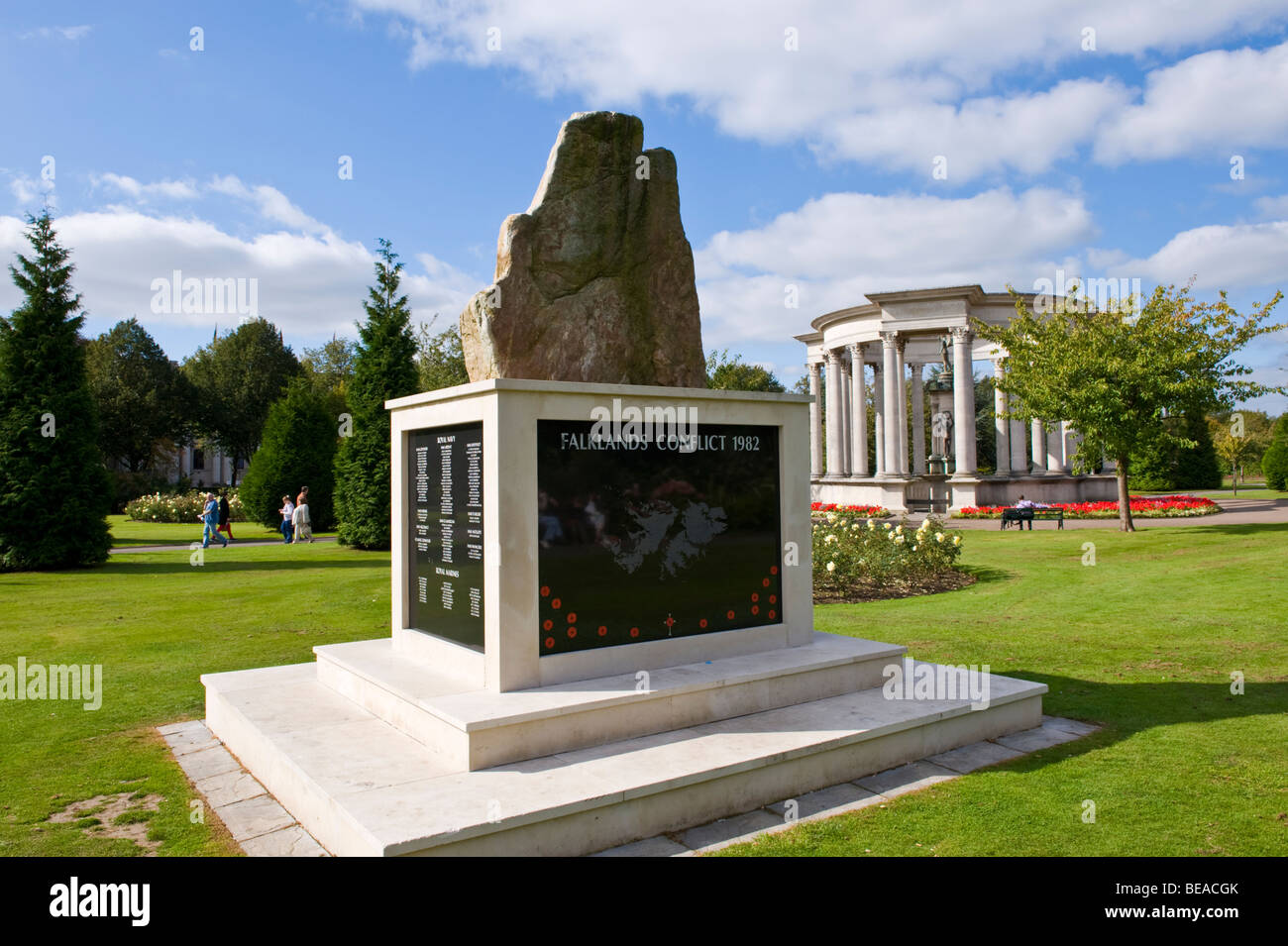 Conflitto delle Falklands 1982 Memoriale di guerra in giardini Alexandra Cathays Park nel centro della città di Cardiff South Wales UK Foto Stock