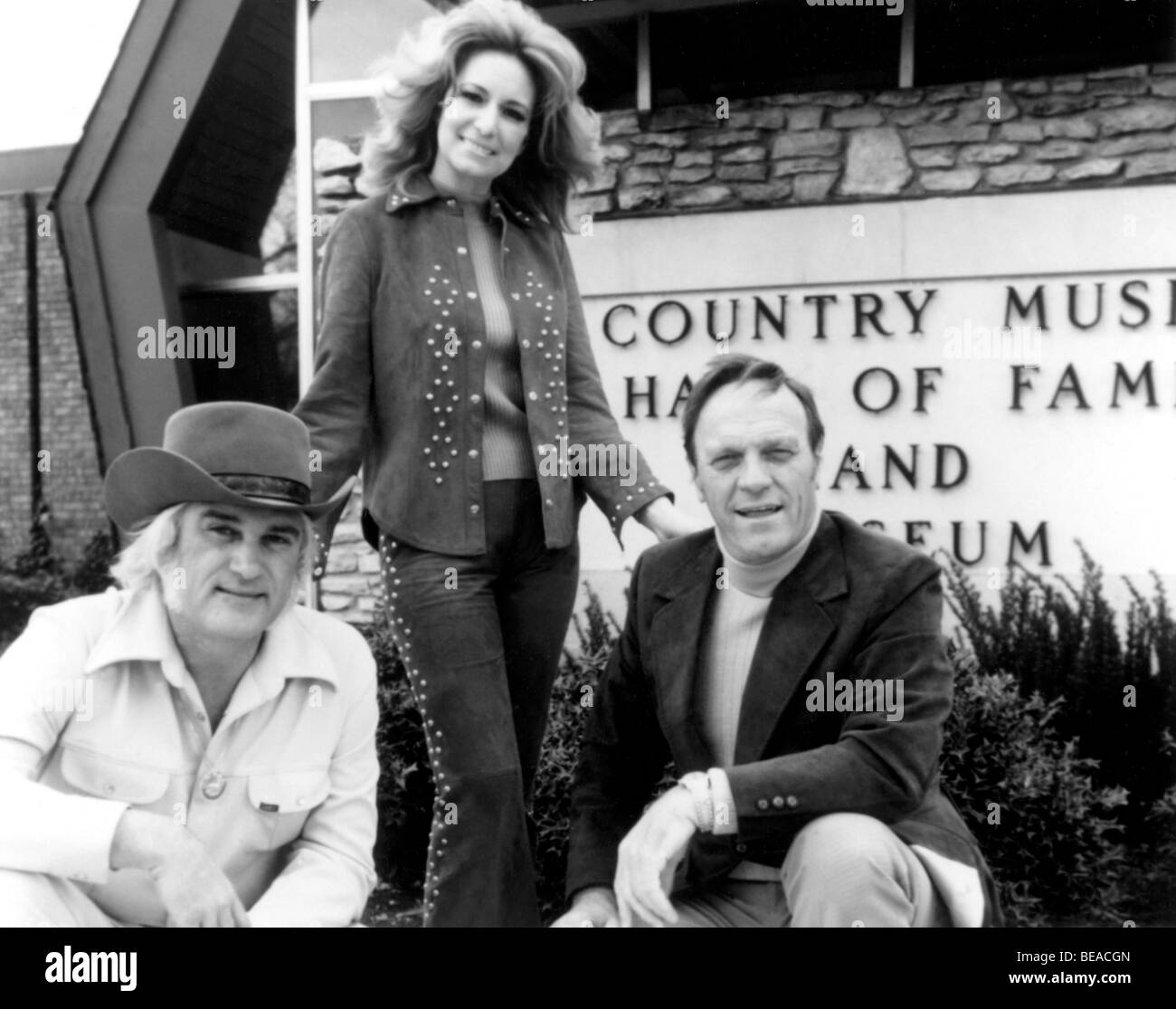 Musica paese: da sinistra Charlie ricca, Tammy Wynette e Eddy Arnold al di fuori il Nashville Country Music Hall of Fame Foto Stock