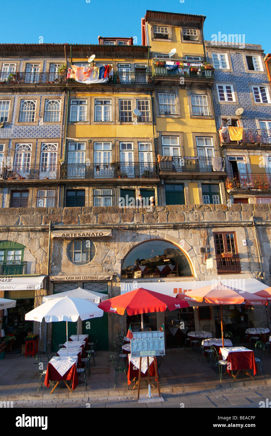 Ristorante Terrazza facciate di case Cais da Ribeira Porto Portogallo Foto Stock