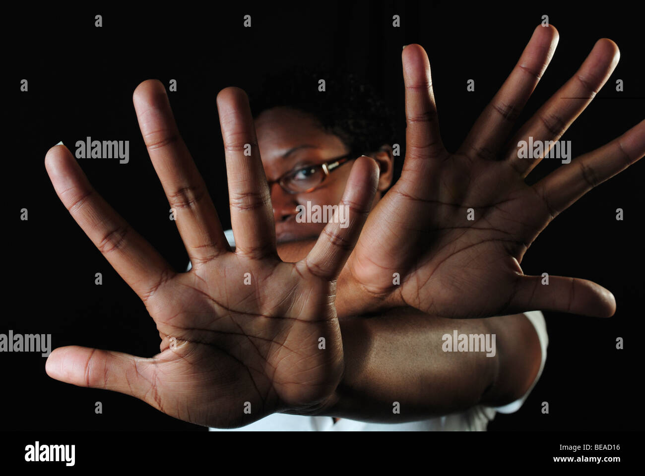 Donna africana con le mani in mano Foto Stock