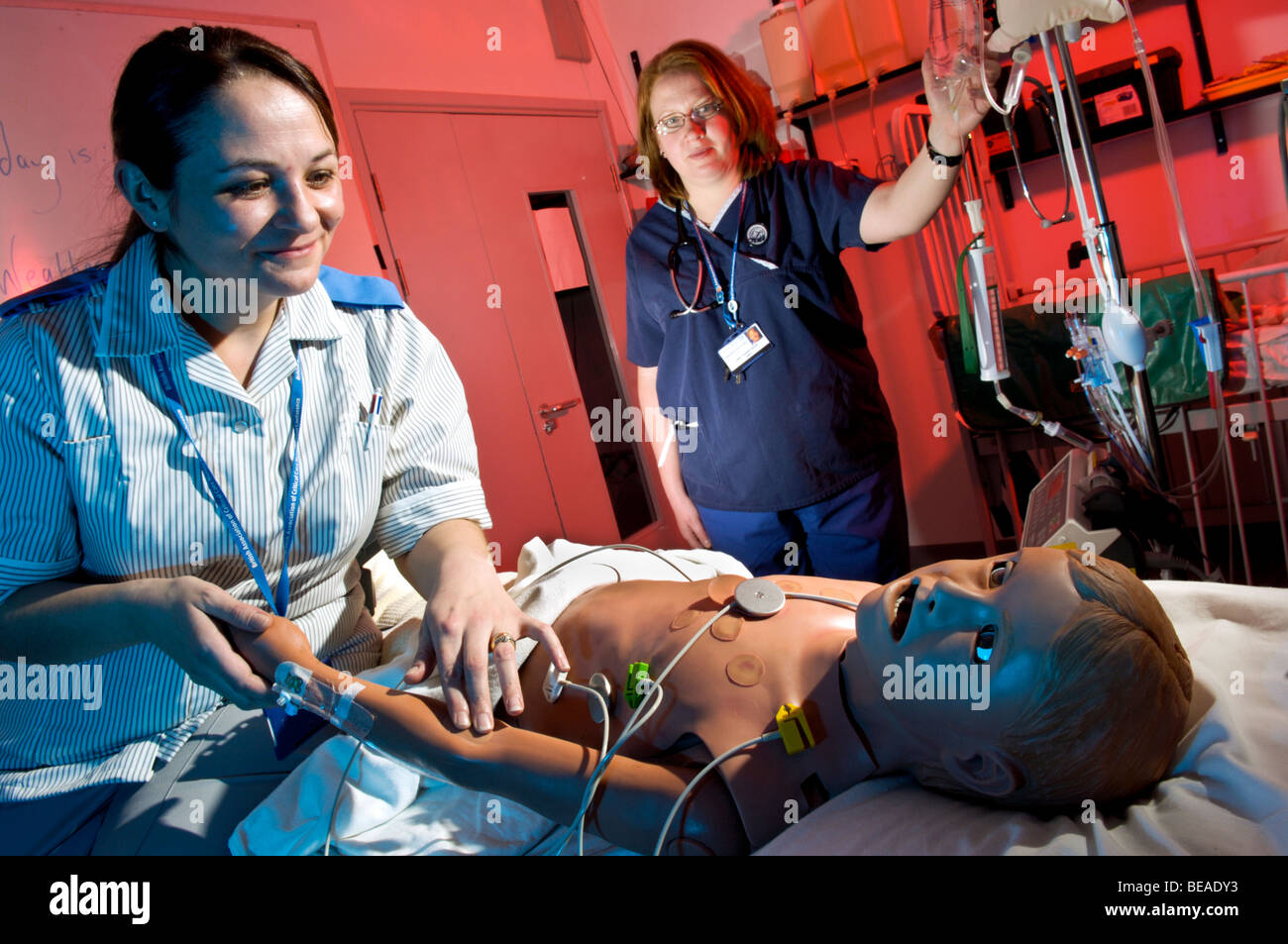 Infermiere e personale infermiere con un HPS, umano manichino interattivo a Bristol Medical Simulation Center. Regno Unito Foto Stock