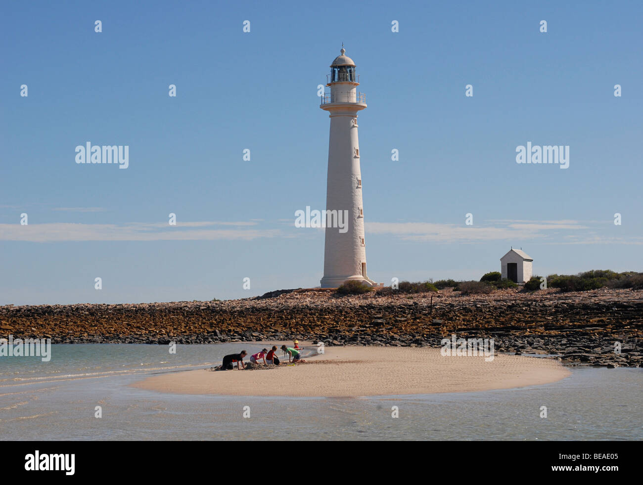 Famiglia giocando nella sabbia al punto umile faro, Whyalla, Spencer Gulf, Sud Australia Foto Stock