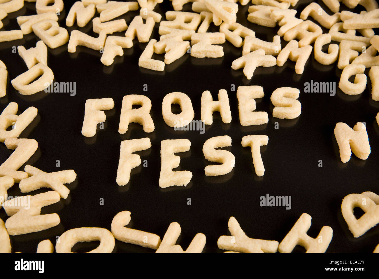 Lettera i cookie precisando la frase tedesca Frohes Fest Foto Stock