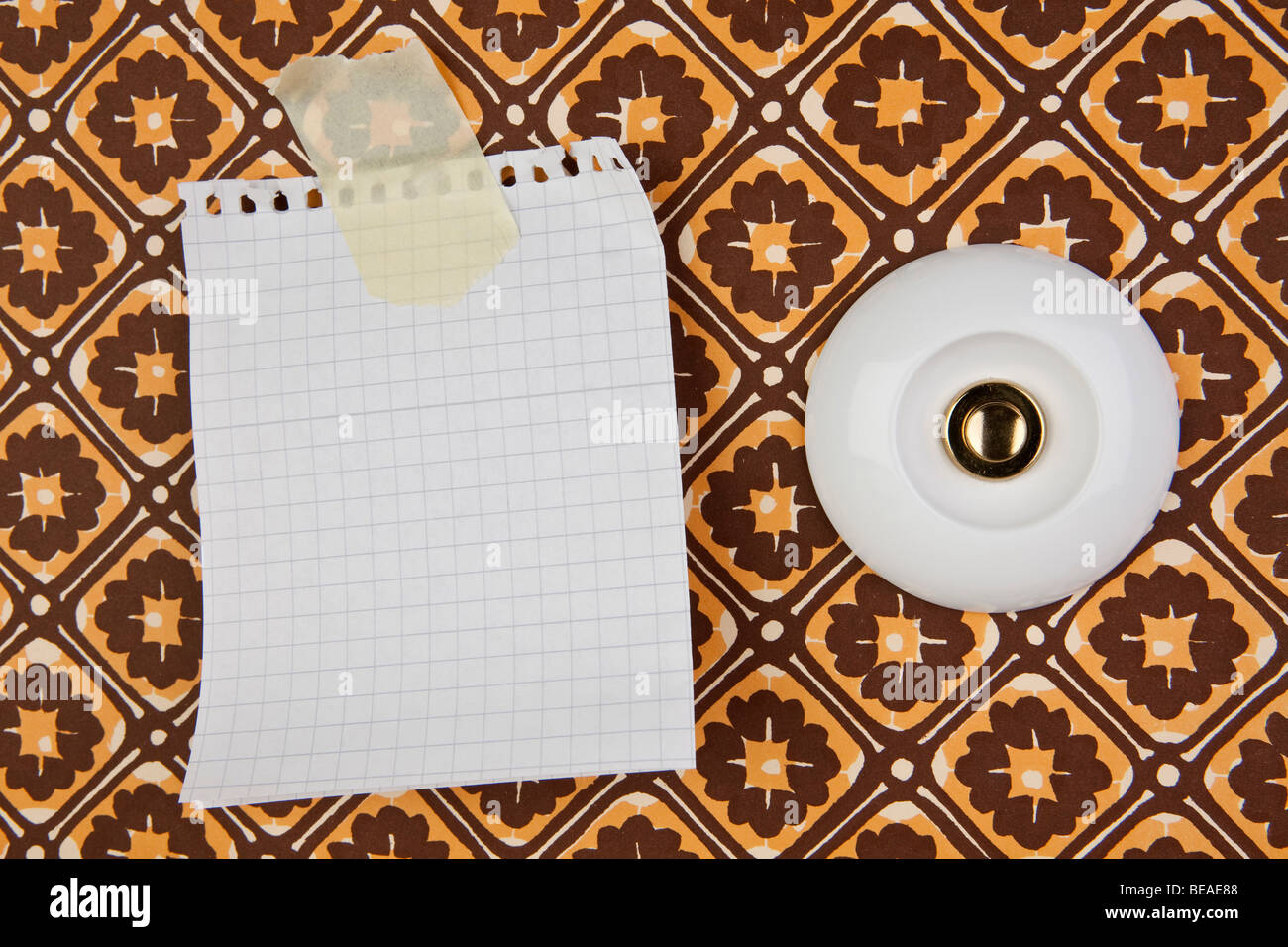 Un campanello con una nota vuota nastrato accanto ad esso Foto Stock