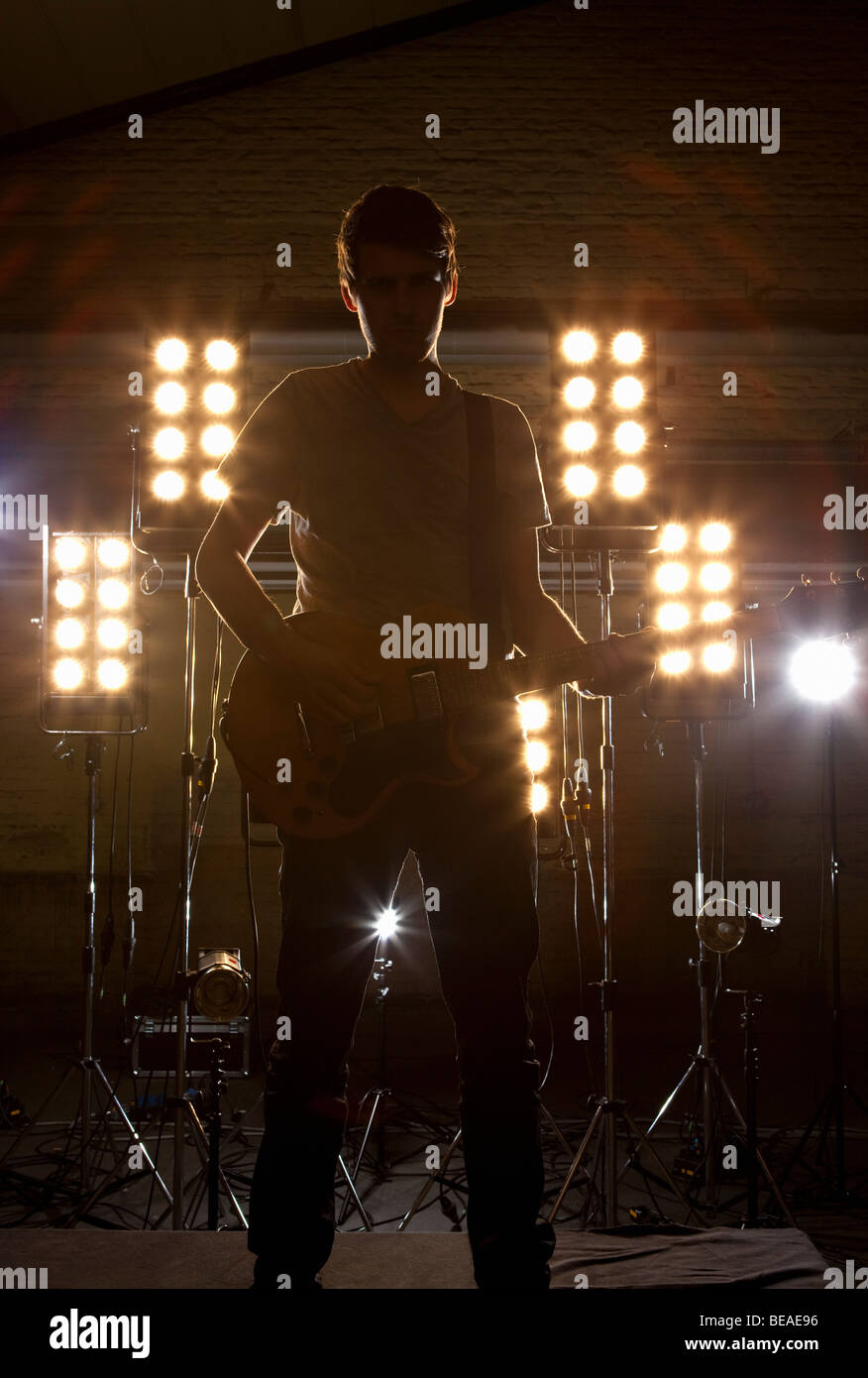 Un musicista rock suonando una chitarra su un palco Foto Stock