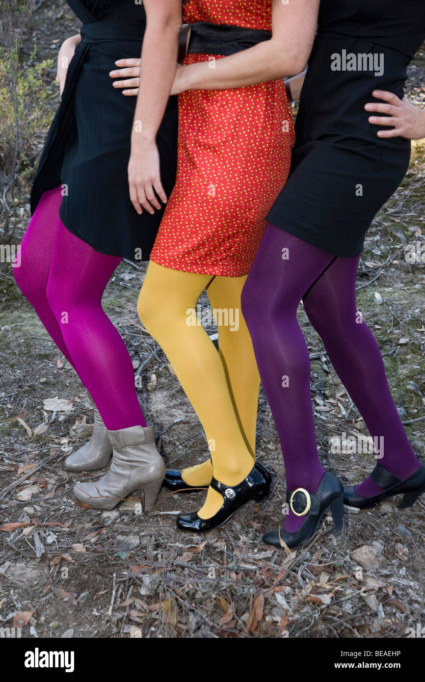 Vita scende vista di tre donne vestito in abiti di festa Foto Stock