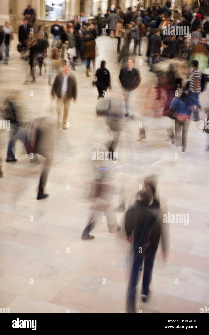 I pedoni a camminare in una pubblica piazza, Manhattan, New York City, NY, STATI UNITI D'AMERICA Foto Stock