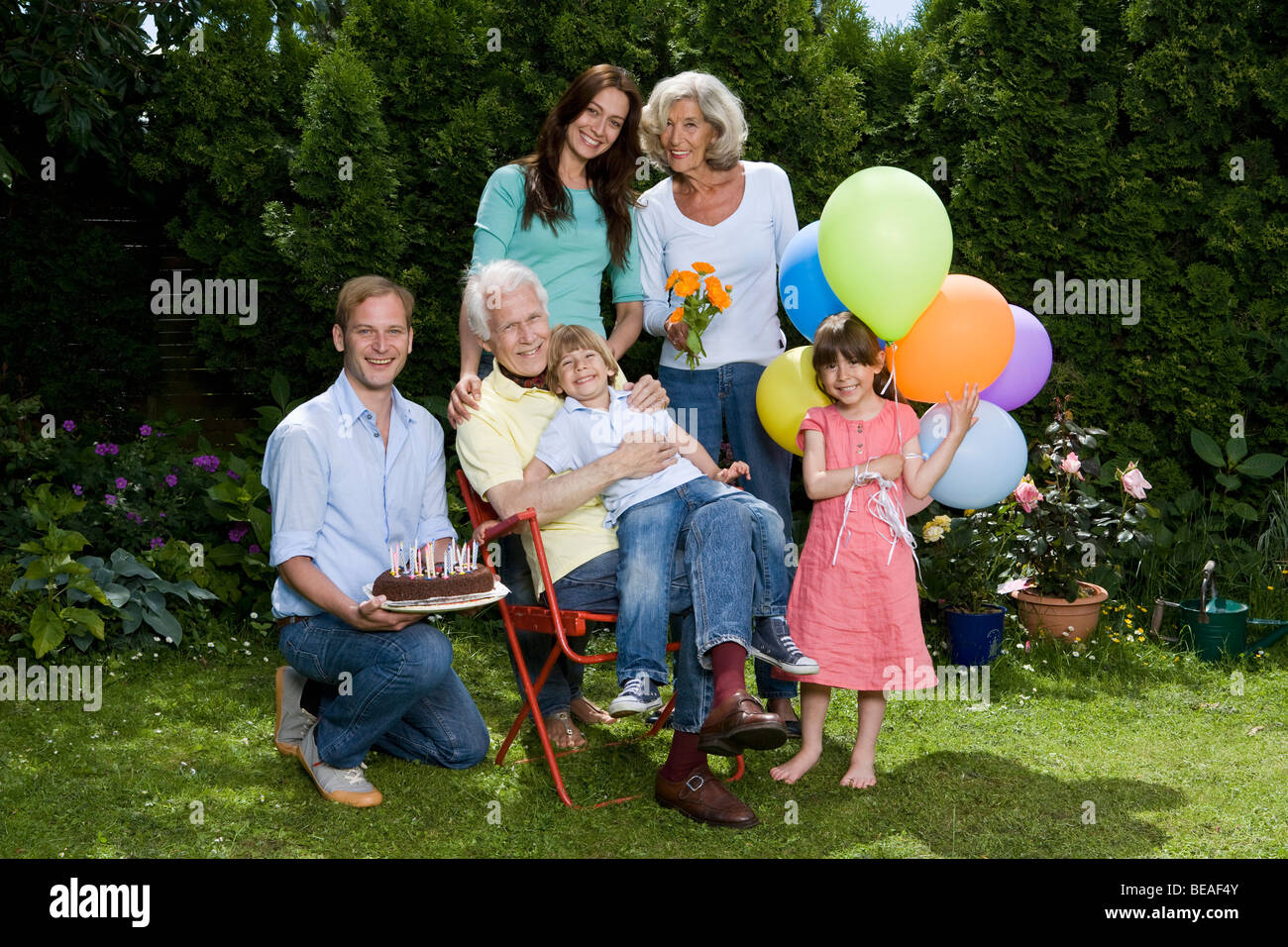 Un multi-generazionale Famiglia celebra un compleanno, all'aperto Foto Stock