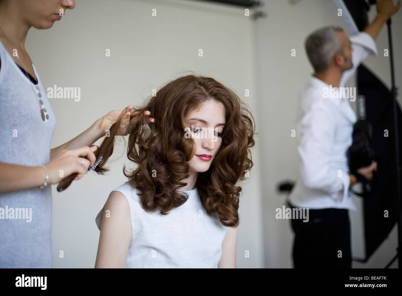 Un modello avente i suoi capelli preparati Foto Stock