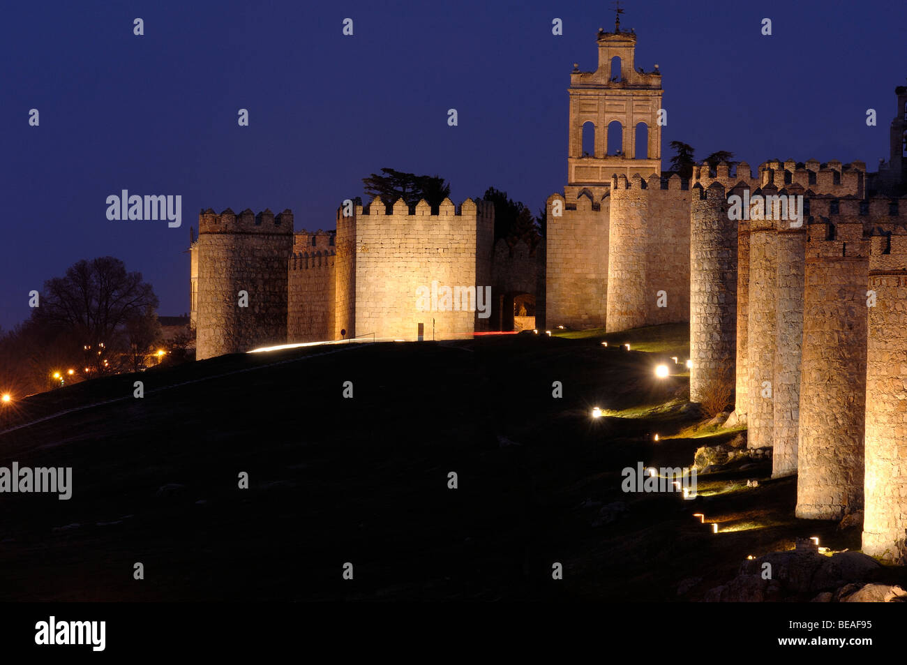 Avila le mura della città al tramonto. Castilla-león, Spagna Foto Stock