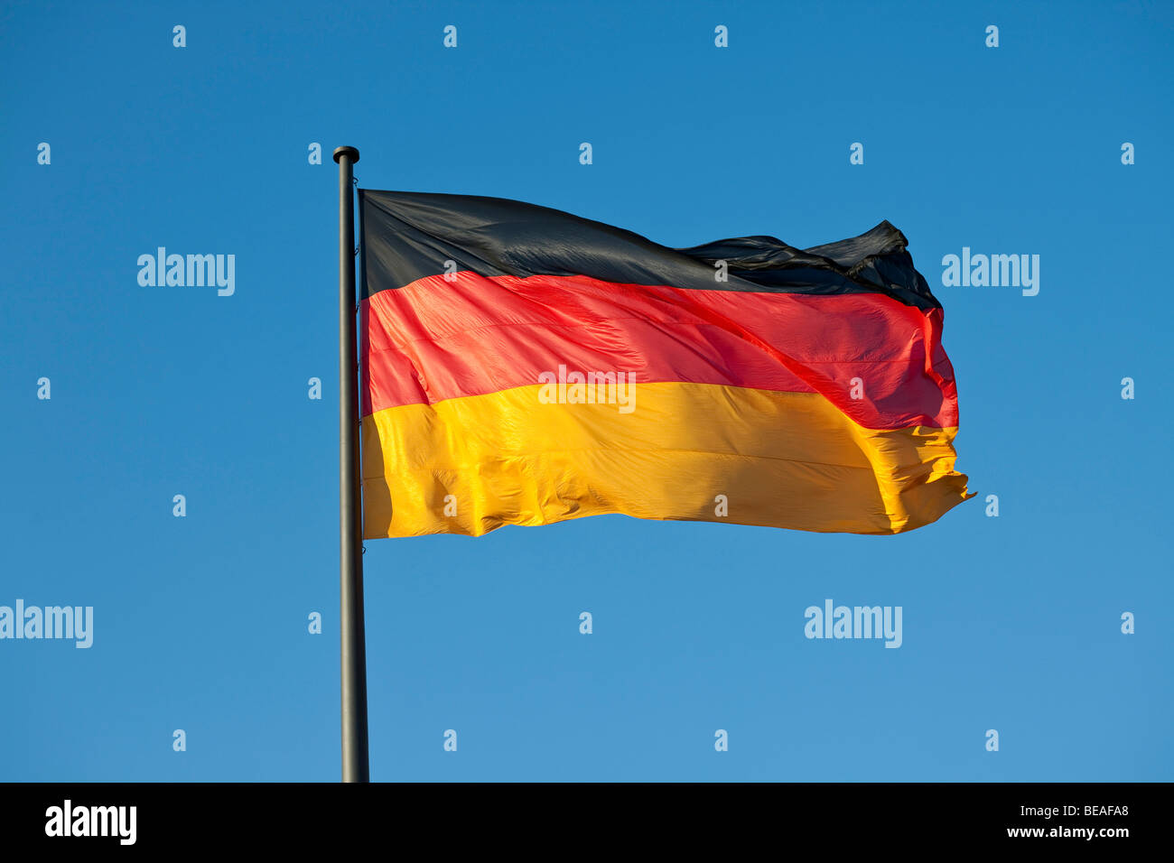 Una bandiera tedesca su un palo di bandiera Foto Stock