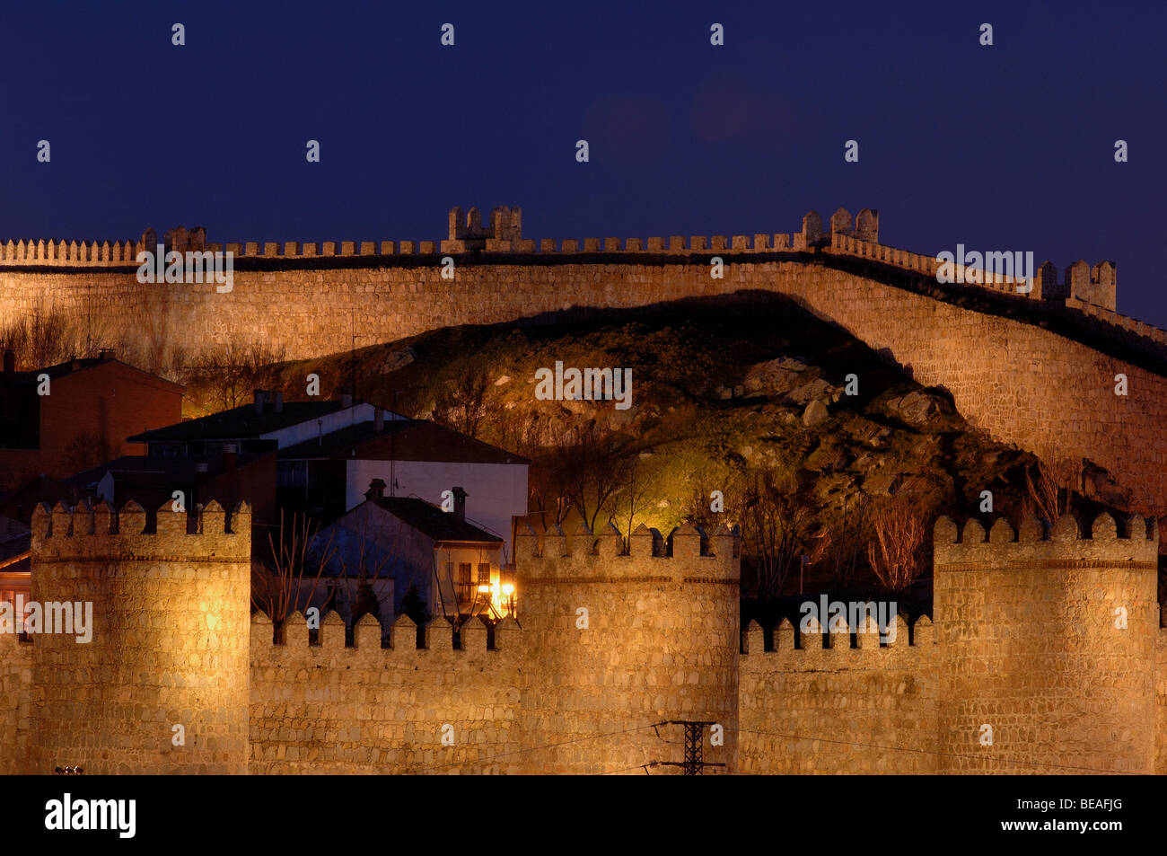 Avila le mura della città al tramonto. Castilla-león, Spagna Foto Stock