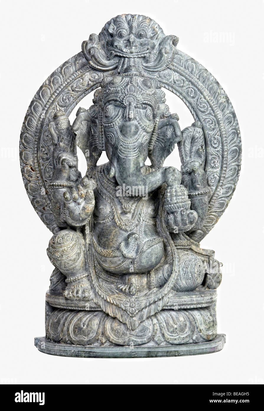 Classi di scultura in pietra del dio indiano ganesh su bianco Foto Stock