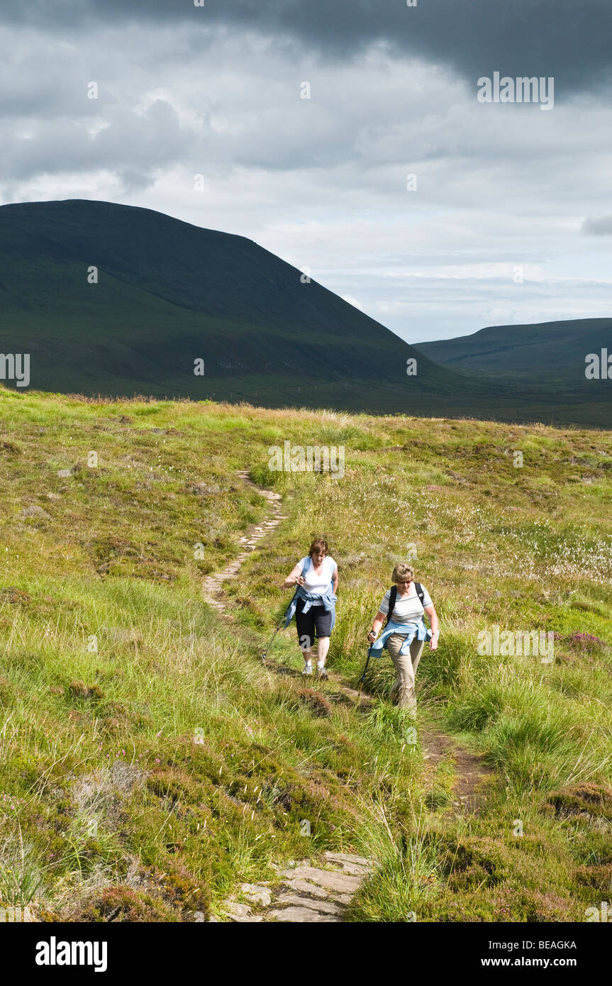 dh Scottish Footpath Walking HOY ORKNEY due donne anziane camminatori tenersi in forma all'aperto escursioni a piedi uk percorso esercizio senior estate colline scozia su collina Foto Stock