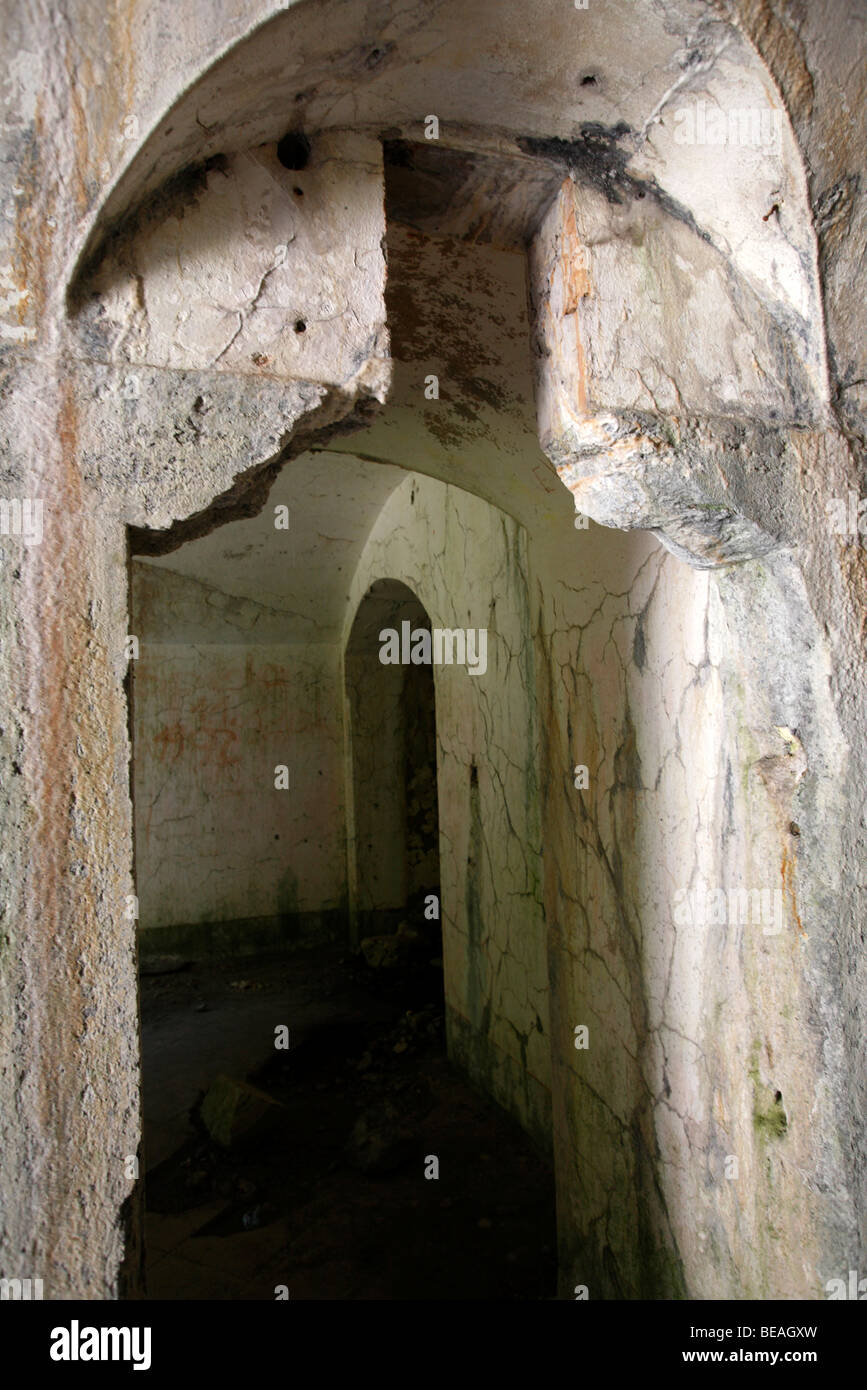 Interno del guscio-danneggiato Fort Hermann vicino a Bovec in Slovenia occidentale Foto Stock
