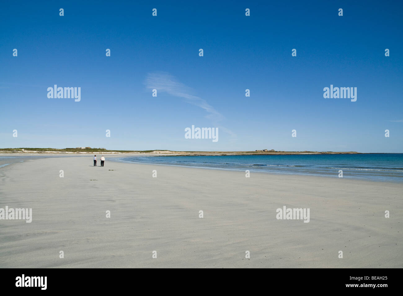 dh NORTH RONALDSAY ORKNEY Tourist coppia donne spiaggia sabbiosa Orkney donna sabbia isole estate gente mare sabbia bianca baia remota isola uk Foto Stock