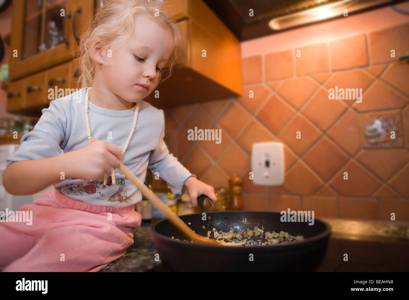Una ragazzina di cottura. Foto Stock