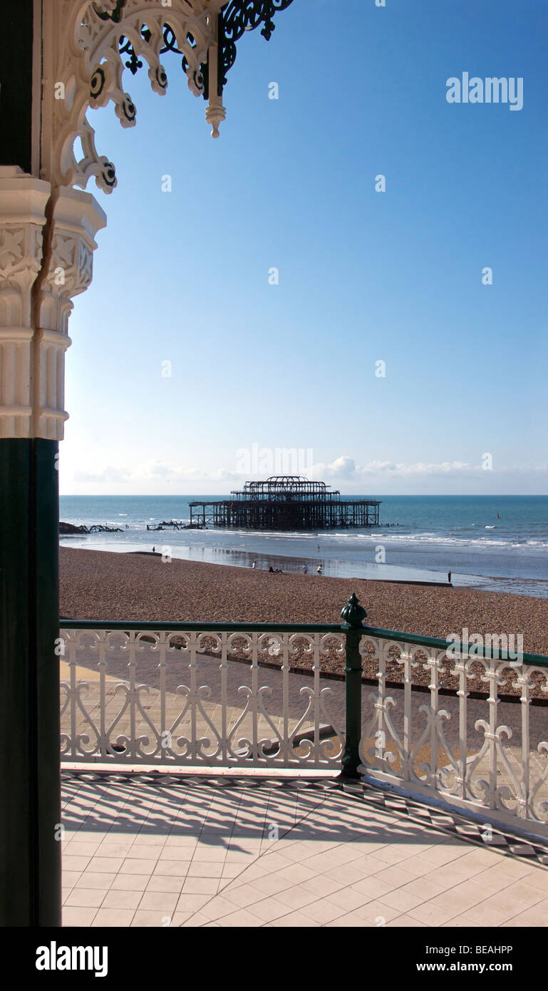 Il vittoriano ristrutturato bandstand affacciato sulla spiaggia di Brighton e i resti del molo Ovest. Brighton, Inghilterra Foto Stock