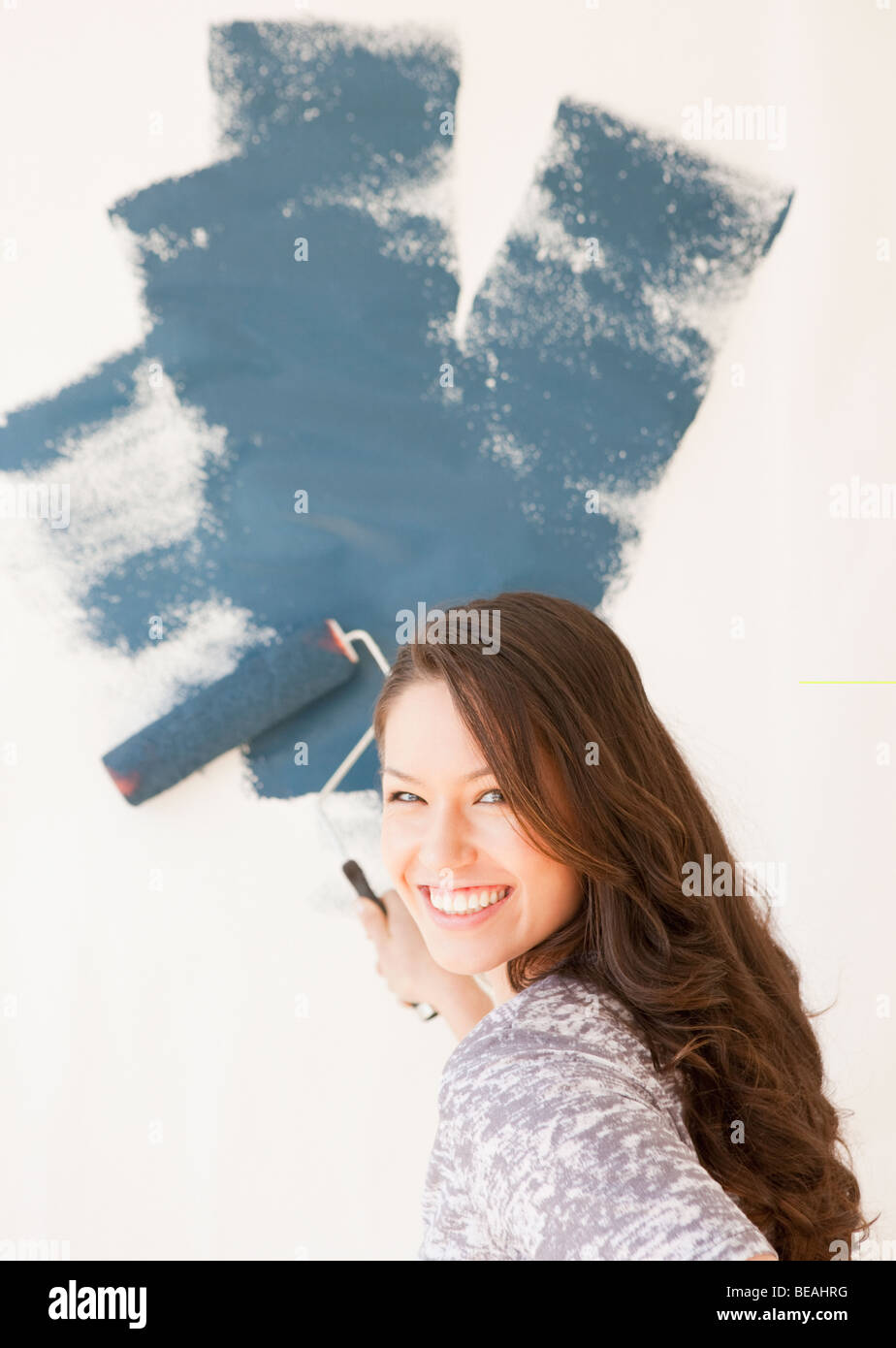 Razza mista donna parete verniciatura Foto Stock