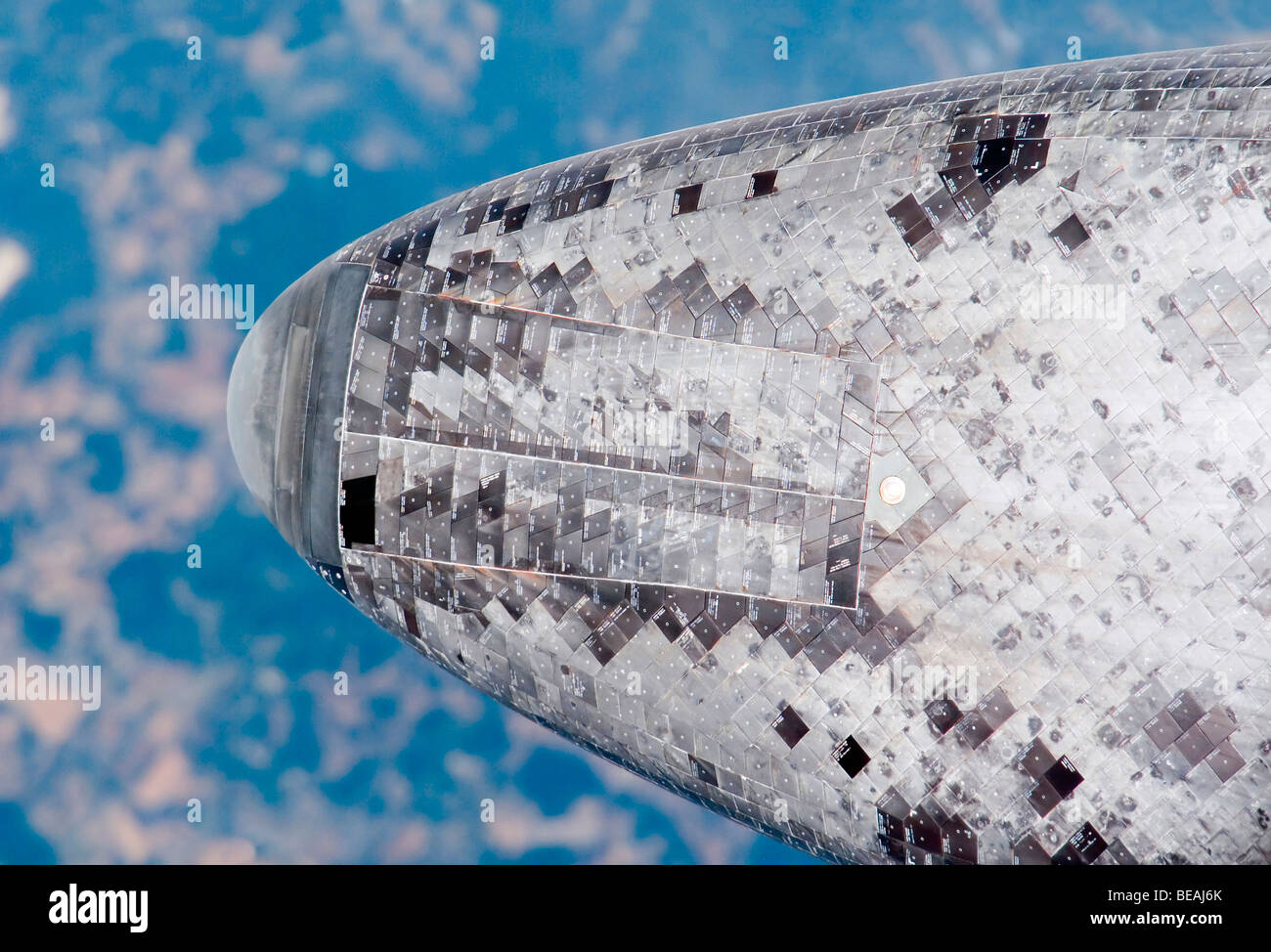 Indagine sulle piastrelle termico nella parte inferiore della navetta spaziale Discovery. Versione migliorata di un originale immagine della NASA. Credit NASA Foto Stock