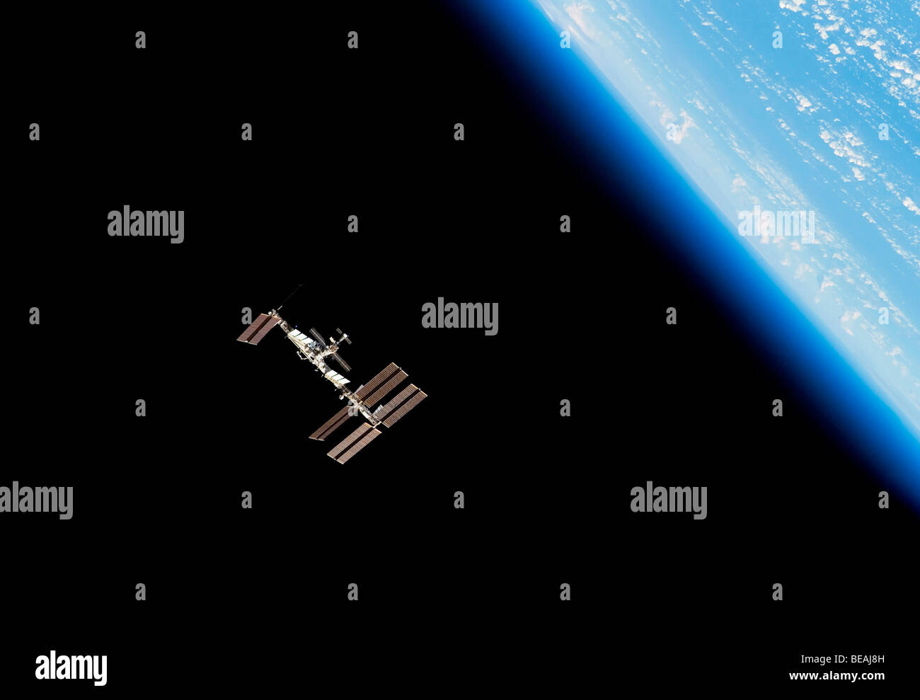 La ISS Stazione Spaziale Internazionale con la terra e atmosfera al di là. Versione ottimizzata di un originale immagine della NASA. Credit NASA Foto Stock