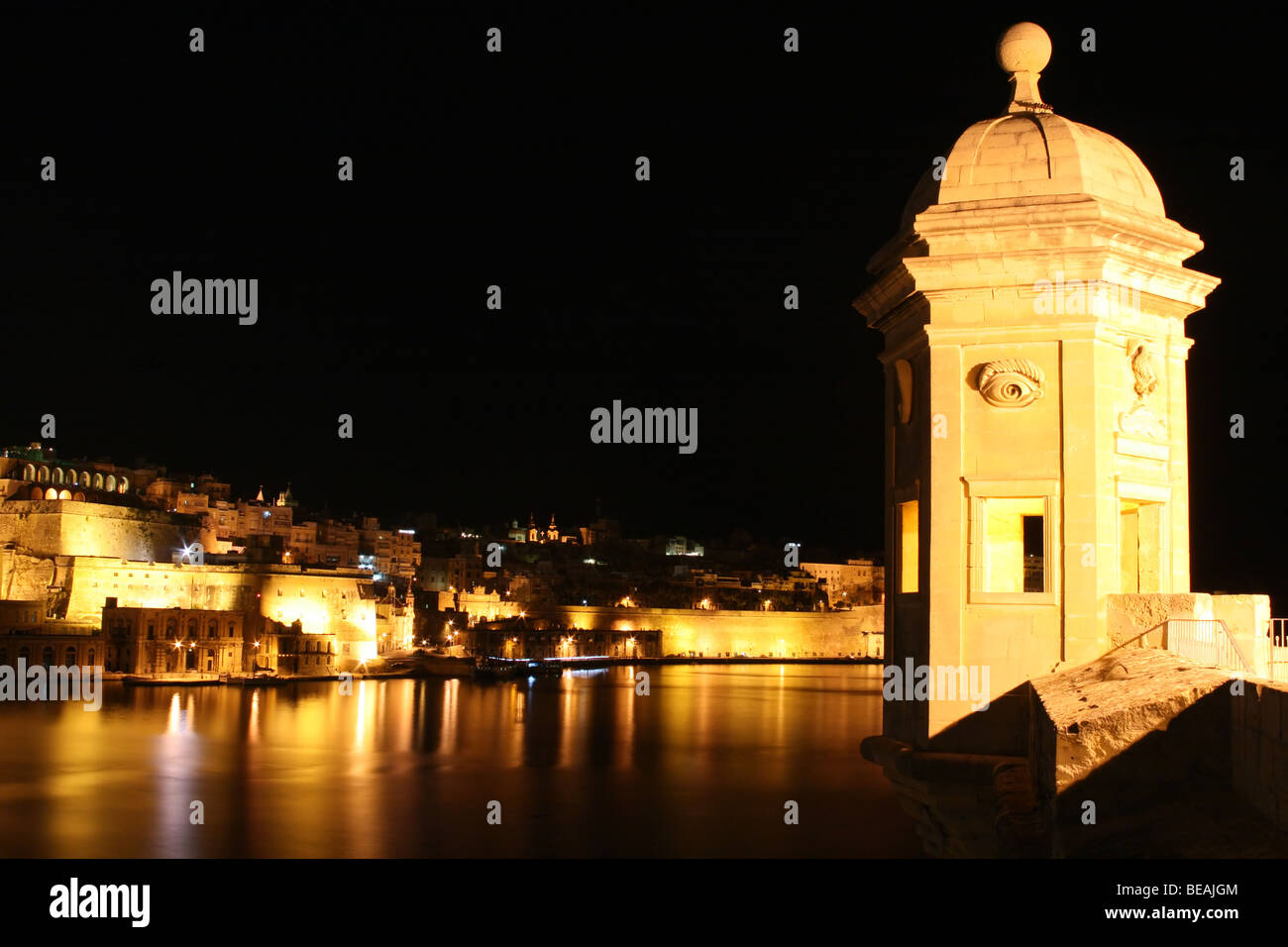 Vista notturna della vecchia torre di vedetta al rifugio sicuro giardino (Senglea, Malta, isole maltesi) Foto Stock