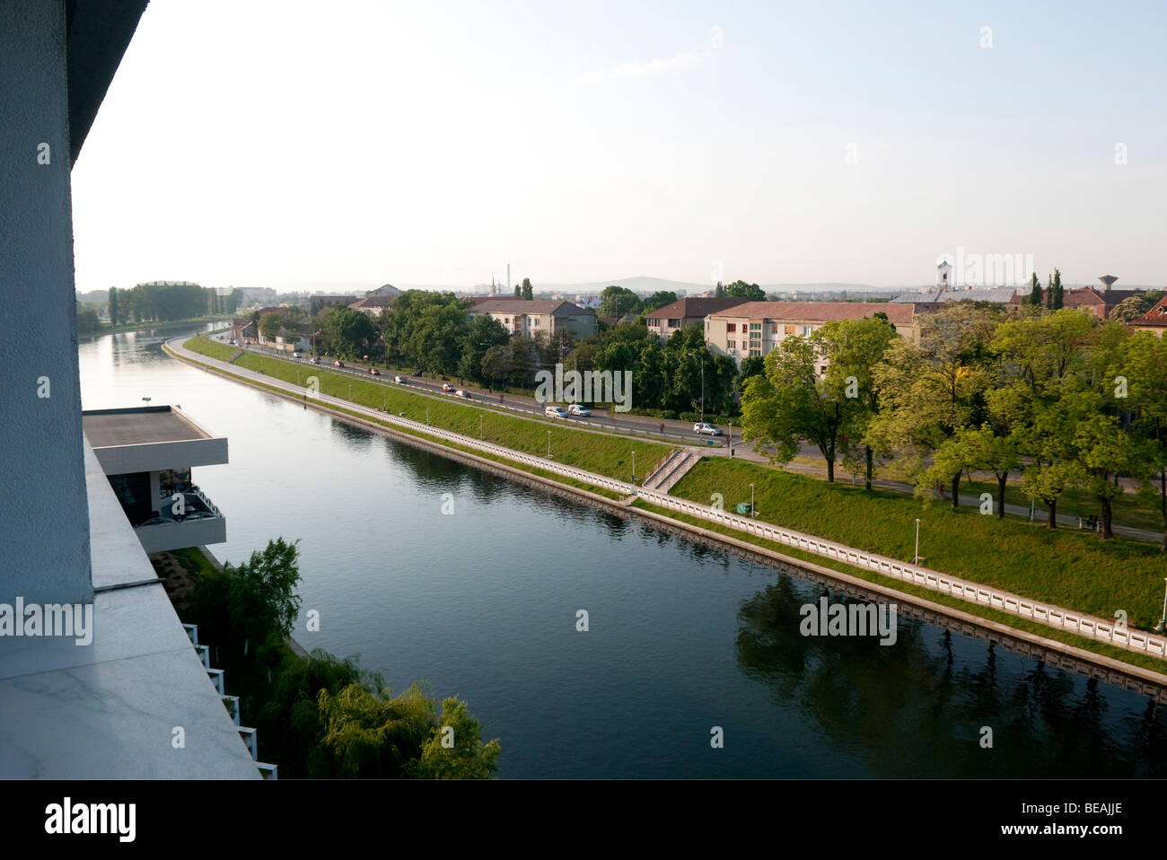 Vista di Oradea dal tetto del Continental Hotel Forum attraverso il fiume Crisul Repede e città di Oradea in Romania l'Europa orientale Foto Stock