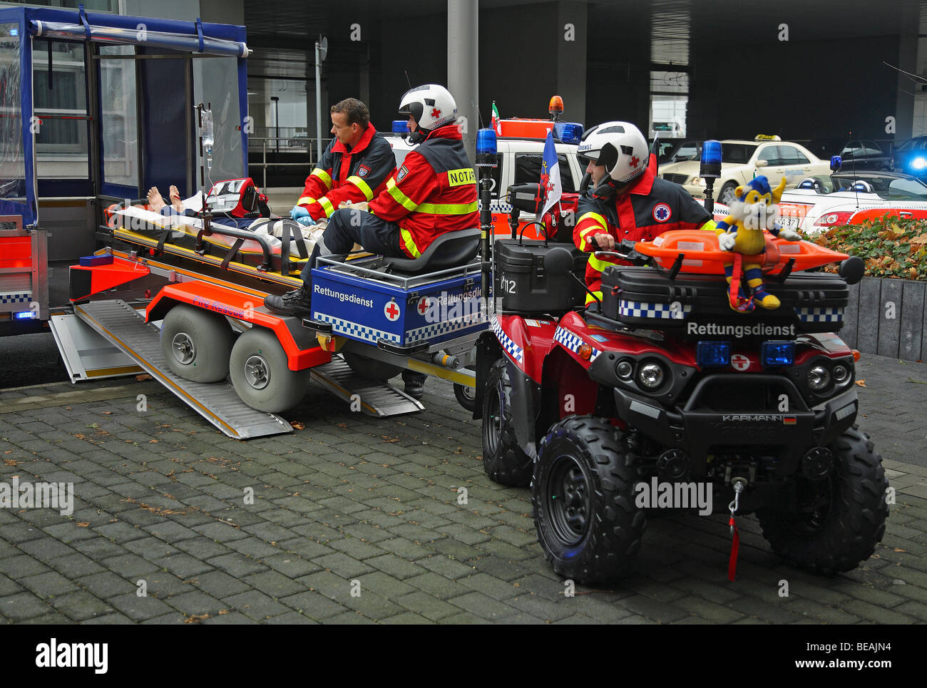 Dimostrazione di un soccorso medico quad, Duesseldorf, Germania Foto Stock