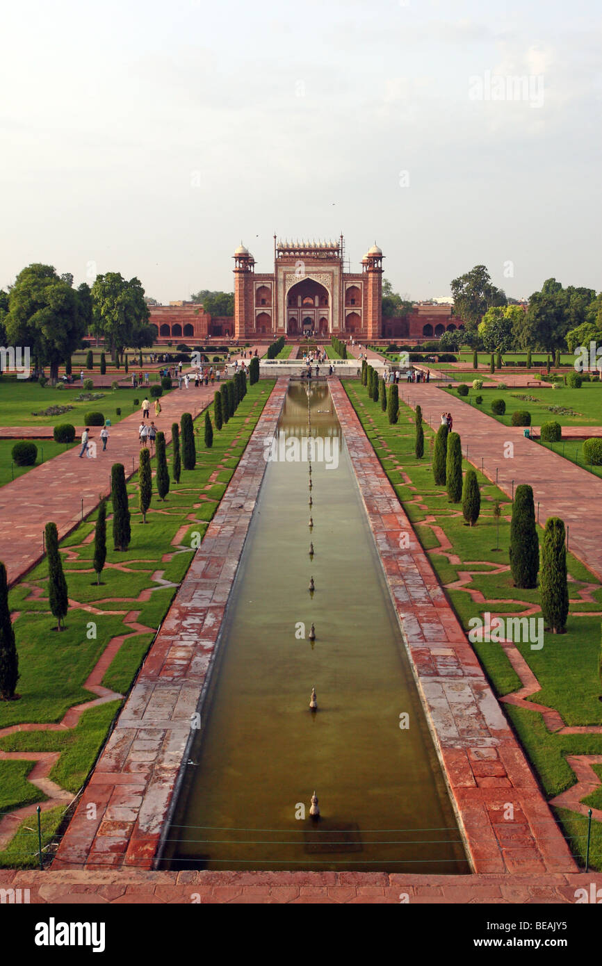 Taj Mahal mausoleo in agra india all'interno del giardino vista posteriore Foto Stock