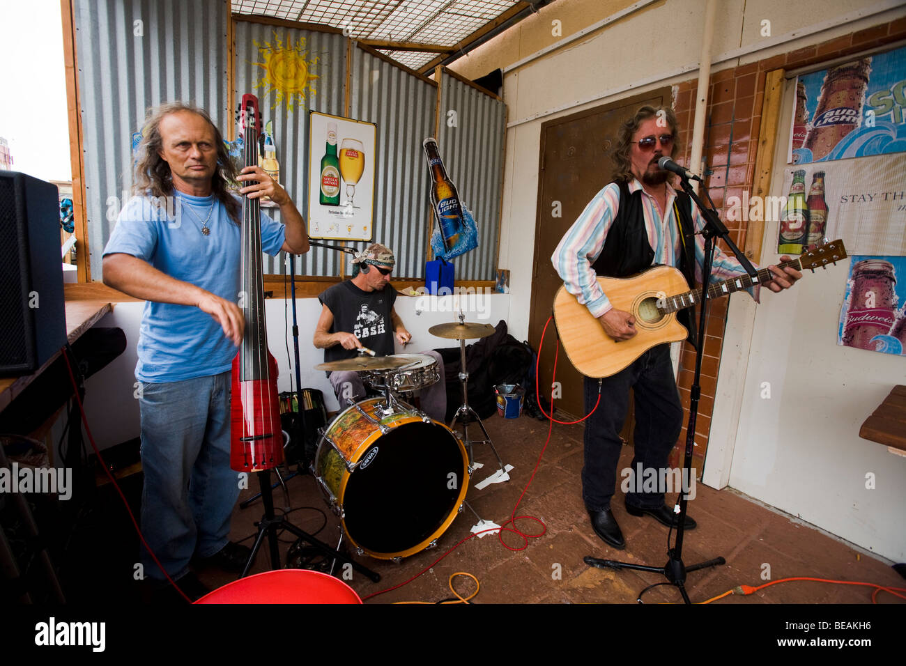 Un paese band suona presso un cafe' all'aperto. La spiaggia di Venezia, nella contea di Los Angeles, California, Stati Uniti d'America Foto Stock