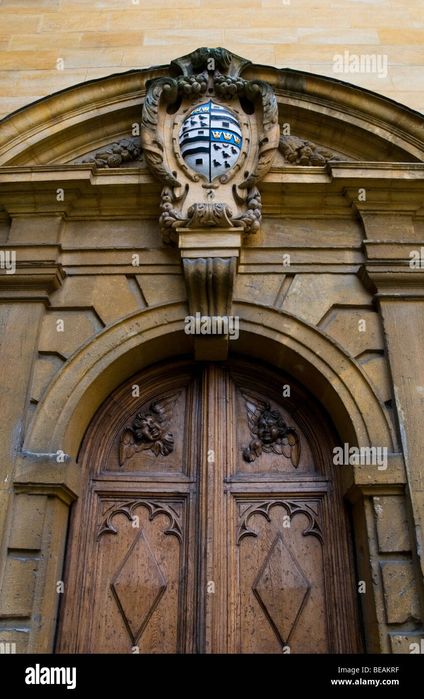 In prossimità di una porta di legno presso la biblioteca Bodleian Library Foto Stock