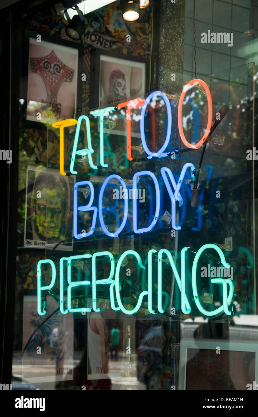 Insegna al neon a New York per il salotto tattoo Foto Stock