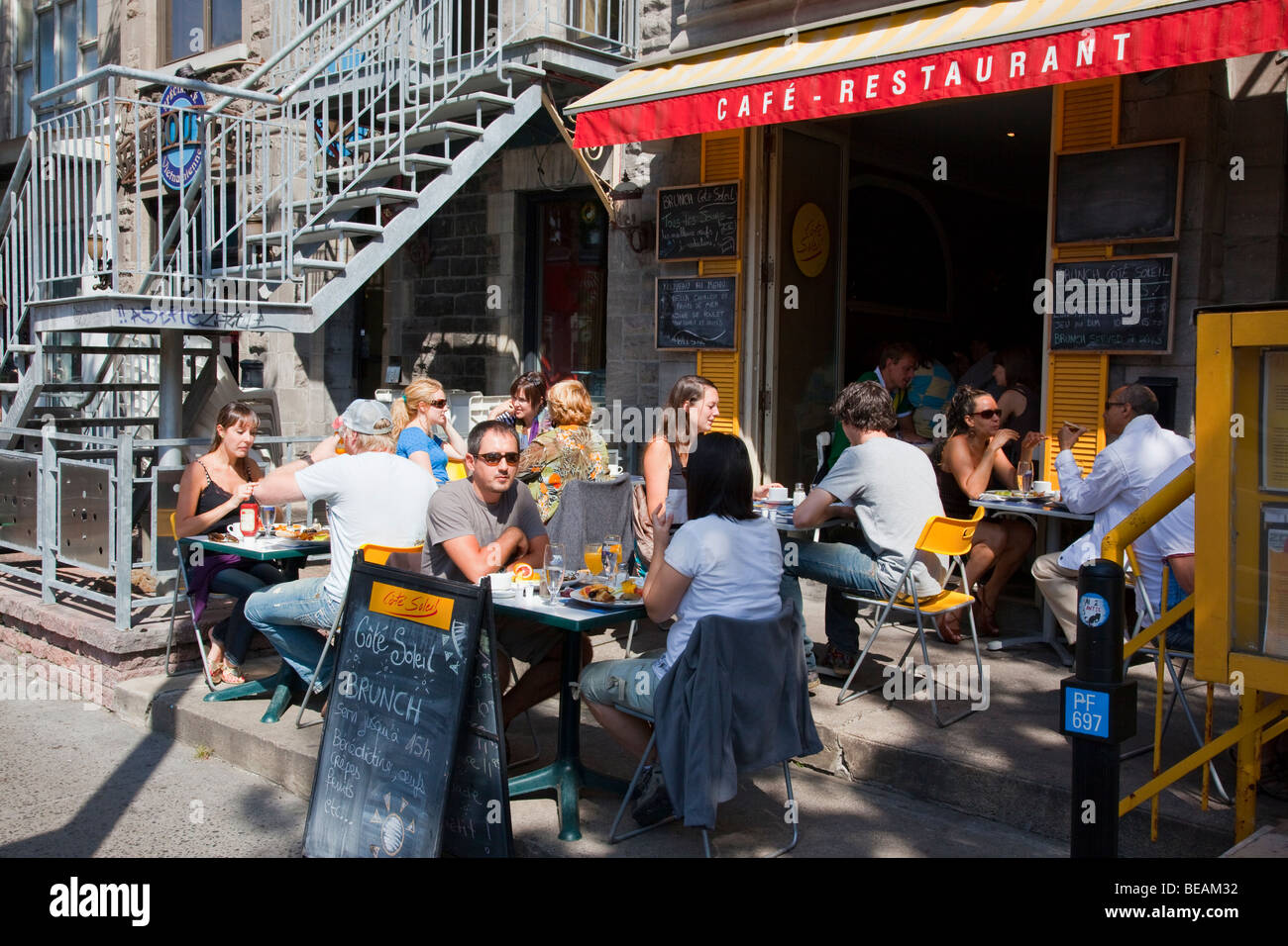 Cafe su Rue St Dennis a Montreal in Canada Foto Stock