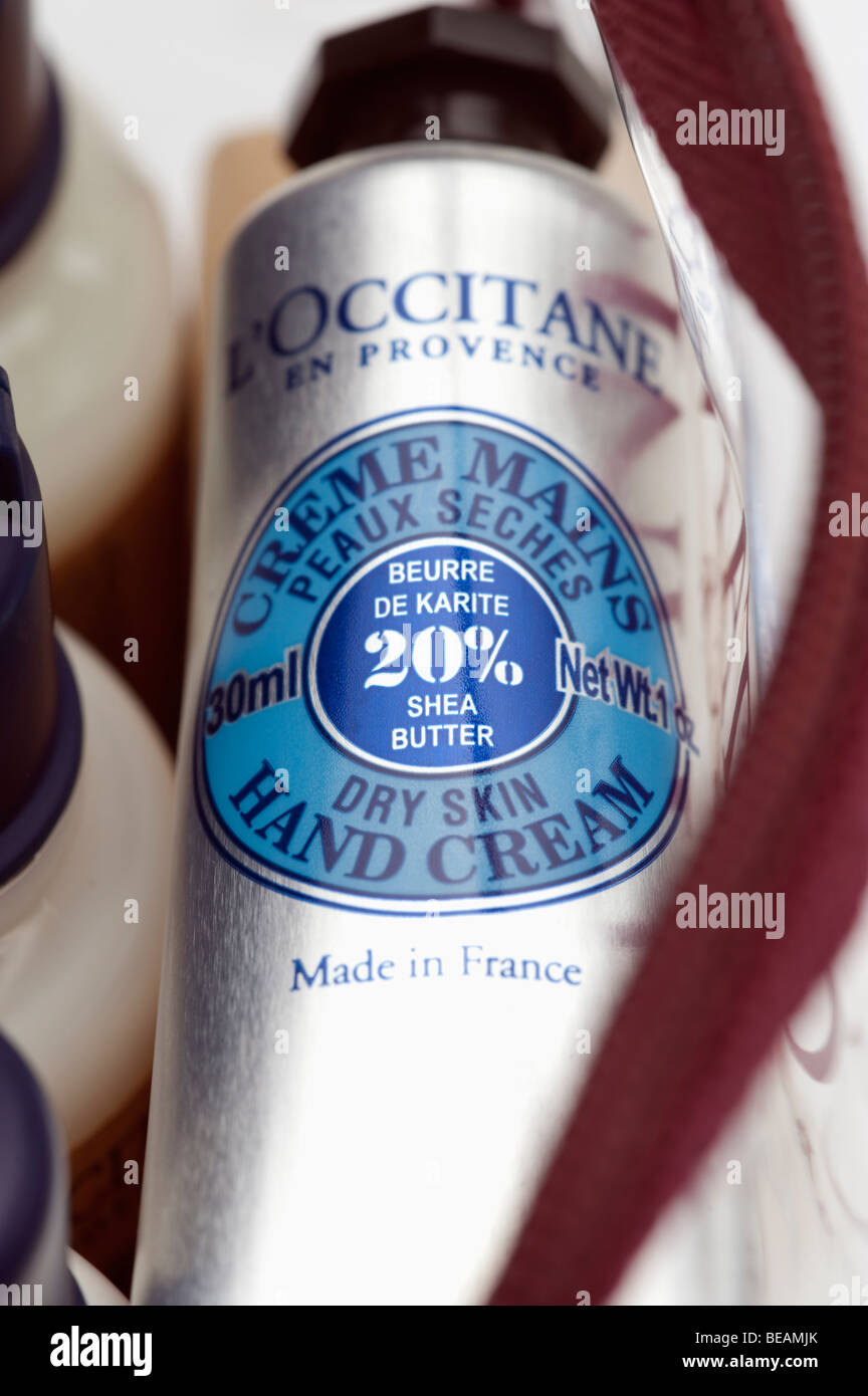 Tubo di L'Occitane pelle secca Crema mani in un cosmetico pack Foto Stock