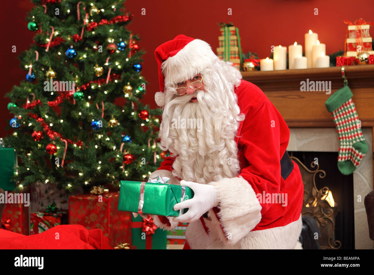 Babbo Natale mettendo doni sotto albero di Natale Foto Stock