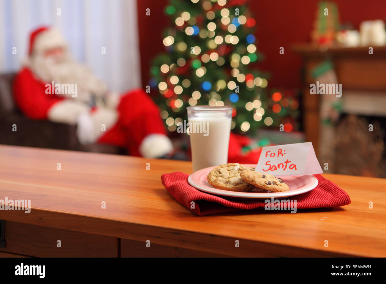 Latte e biscotti per Babbo Natale Foto Stock