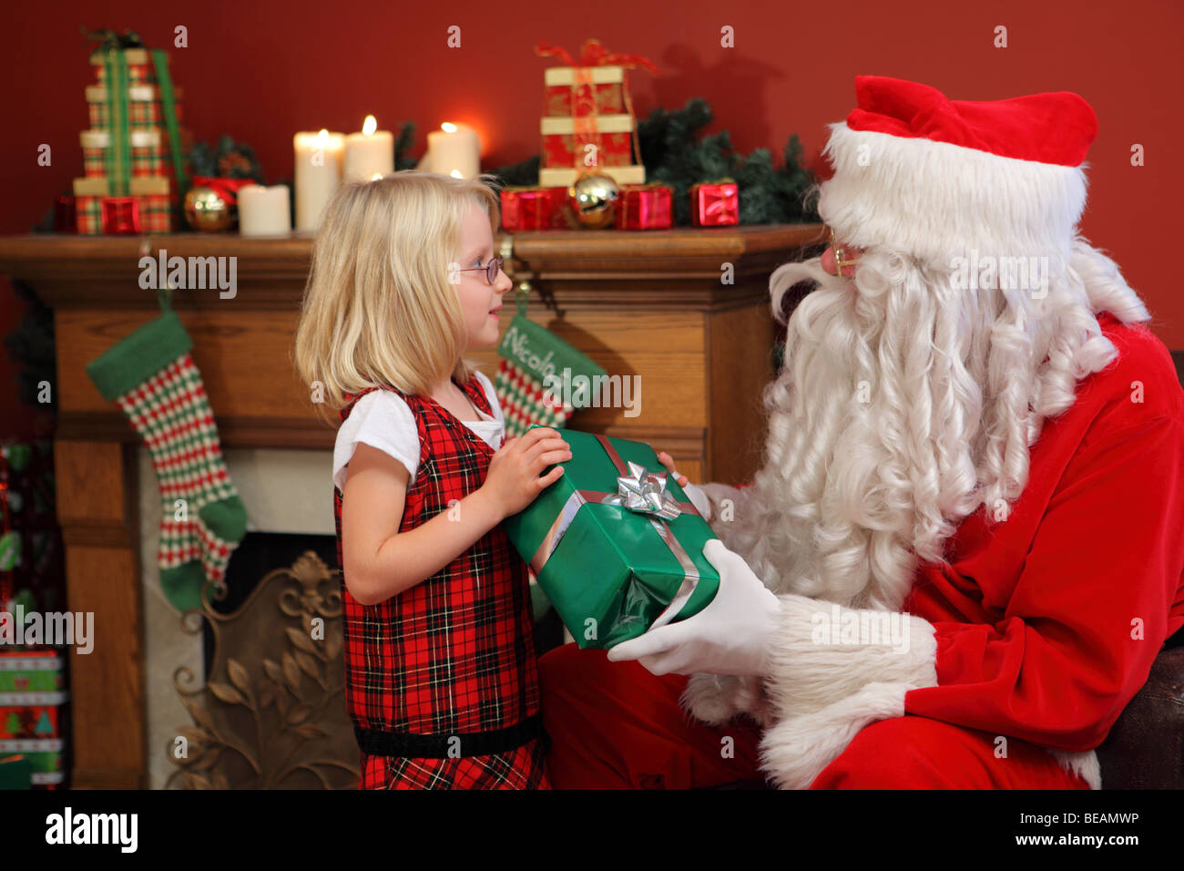 Babbo Natale dà ragazza regalo di Natale Foto Stock