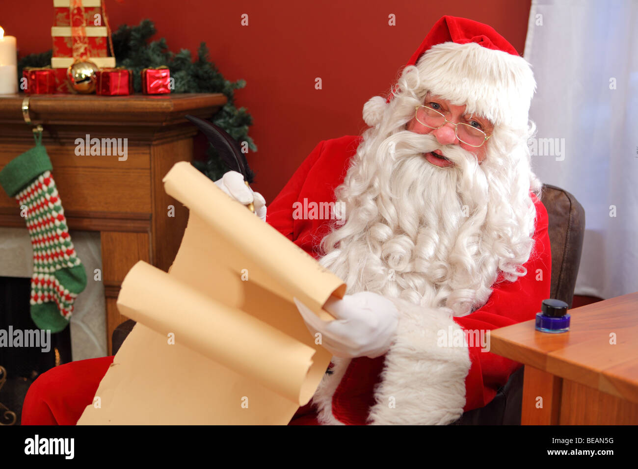 Santa Claus scrivere nomi sulla lista Foto Stock