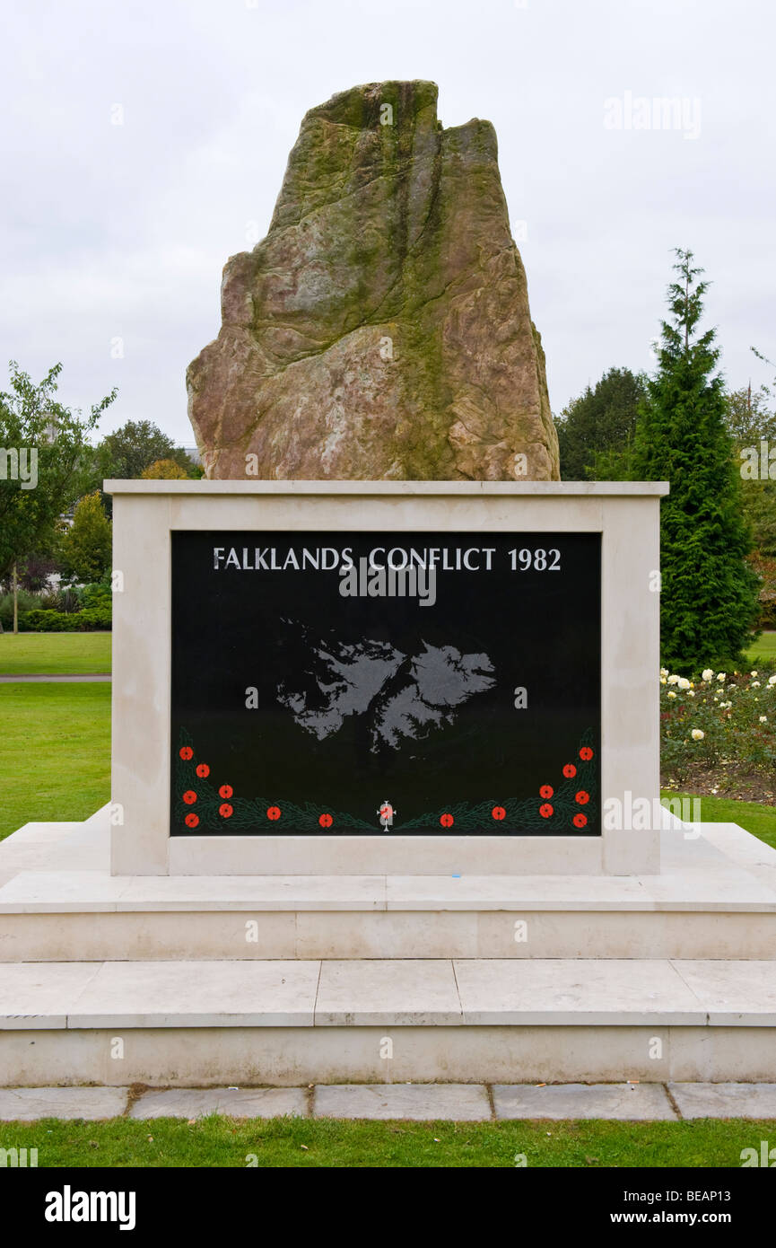 Conflitto delle Falklands 1982 Memoriale di guerra in giardini Alexandra Cathays Park nel centro della città di Cardiff South Wales UK Foto Stock