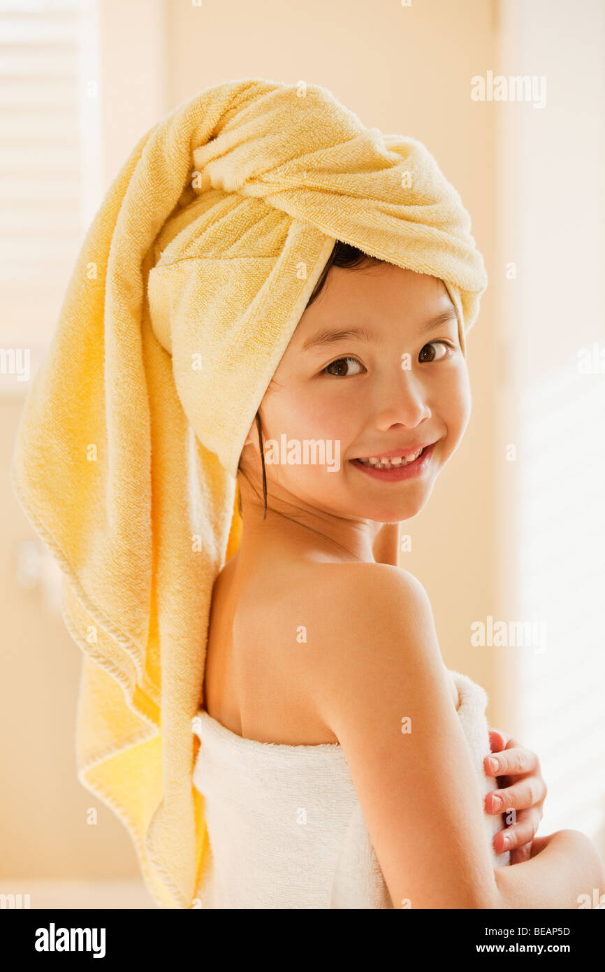 Razza mista ragazza avvolto in un asciugamano Foto Stock